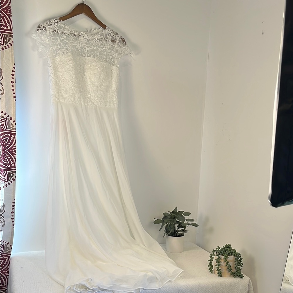 Size 8 JJs House Elegant White Lace Gown New with tags